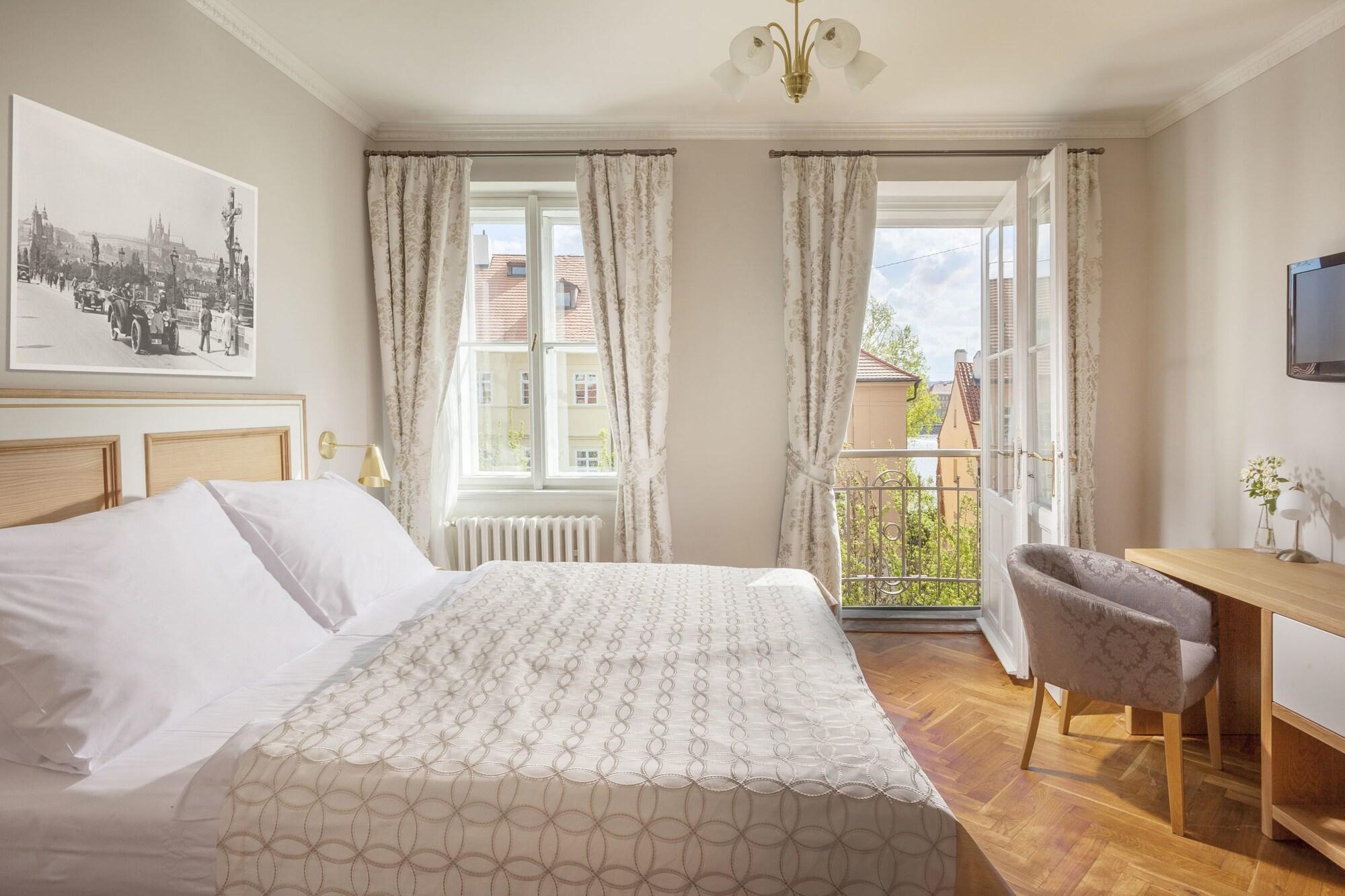 Hotel At The Golden Scissors Praga Exterior foto