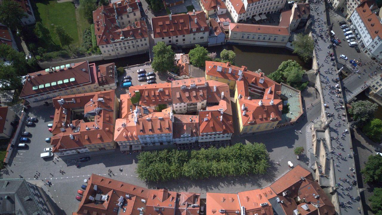 Hotel At The Golden Scissors Praga Exterior foto