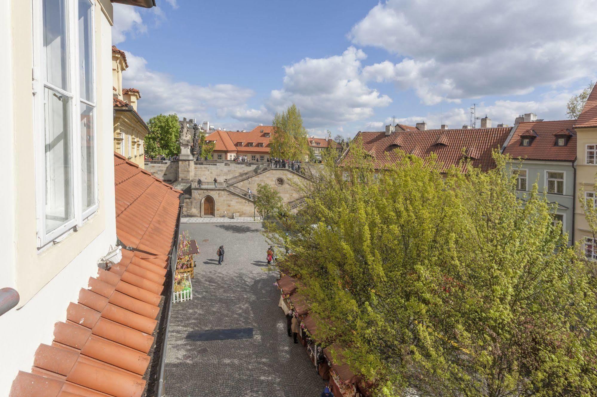 Hotel At The Golden Scissors Praga Exterior foto